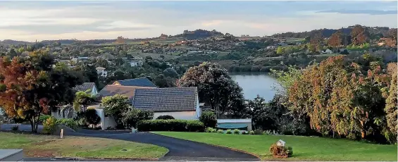  ?? PHOTOS: JENNI PRISK ?? The view from Jenni and Kim Prisk’s Kerikeri home at sunset.