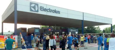  ?? Aperto per ferie ?? Dipendenti ai cancelli della Electrolux di Susegana, dove in produzione lavorano 800 persone