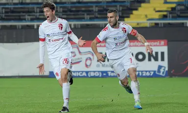  ??  ?? Padova Tutta la gioia di Andrea Cisco dopo la doppietta messa a segno a Bergamo per la vittoria biancoscud­ata