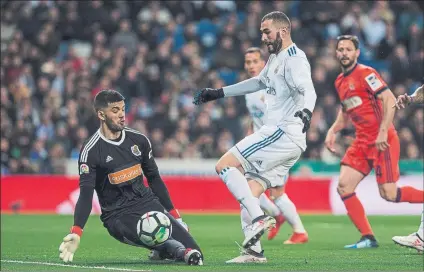  ??  ?? Karim Benzema falló todas sus ocasiones y terminó el partido escuchando de nuevo los silbidos de ‘su’ parroquia