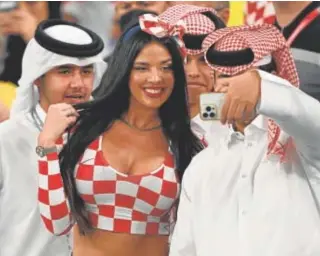  ?? ?? // EP Qataríes haciéndose selfis con Ivana Knoll en el estadio