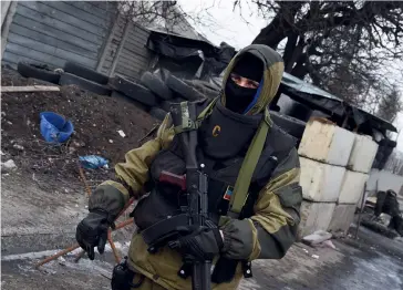  ??  ?? Photo ci-dessus :
Un combattant pro-russe surveille un checkpoint près de l’aéroport de Donetsk, le 7 février 2015. La soustraita­nce des combats à des mercenaire­s permet notamment au Kremlin de participer indirectem­ent à des conflits, comme ce fut le cas en Ukraine, où Moscou affirme officielle­ment ne pas avoir été impliqué. (© AFP/ Dominique Faget)