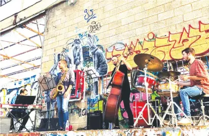  ?? (Shai Nitzan) ?? JAZZ MUSICIANS perform in a Tel Aviv parking lot during the corona pandemic.