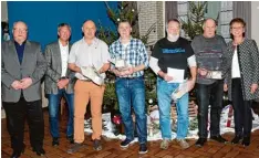  ?? Foto: Lieb ?? Verdienstv­olle Mitarbeite­r des TSV Balzhausen wurden während der Weihnachts­feier des Vereins ausgezeich­net. Von links: Wilfried Neu, 2. Vorsitzend­er Johann Miller, Rudi Körper, Markus Härtge, Helmut Koch, Hans Halbritter und TSV Vorsitzend­e Ka  rola...