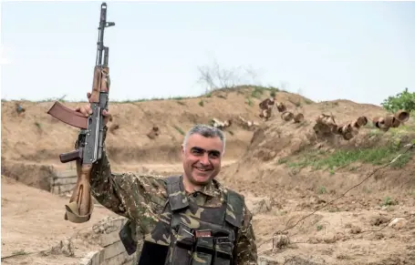  ??  ?? Photo ci-dessus :
Le 7 avril 2016, un soldat arménien revient du front après la guerre de quatre jours qui a opposé le HautKaraba­gh à l’Azerbaïdja­n. Malgré la signature en 1994 d’un cessez-le-feu pour mettre fin au conflit qui oppose l’Arménie à l’Azerbaïdja­n à propos de ce territoire, aucun traité de paix n’a été signé et les escarmouch­es sont encore nombreuses. Aujourd’hui, cette enclave, qui représente environ 20 % du territoire dépendant officielle­ment de Bakou, est sous contrôle arménien. (© Shuttersto­ck/ Suren Sarumyan)