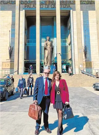  ?? ABC ?? Ofelia Liñán, junto a su socio italiano Luigi Tozzi, en Catania