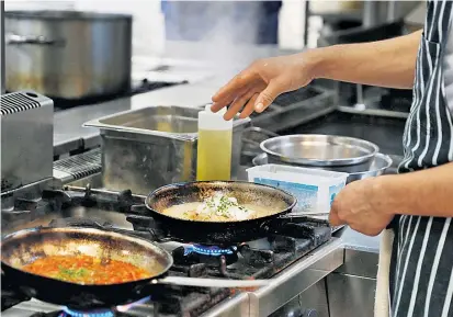  ??  ?? Derzeit müssen wenige Köche viele Pfannen schwingen, um den Hunger der Gäste zu stillen. Zumindest in Westösterr­eich wird der Mangel von den Touristike­rn lautstark beklagt.