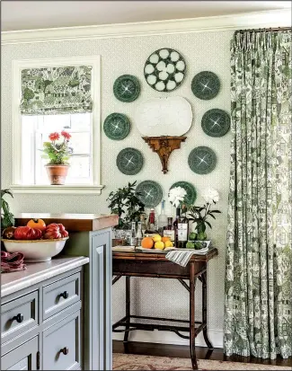  ?? The Washington Post/JEFF HERR A James Farmer-designed kitchen in Connecticu­t has an eye-catching green plate wall display. ??