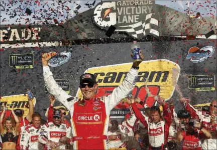  ?? ROSS D. FRANKLIN — THE ASSOCIATED PRESS ?? Matt Kenseth celebrates his win in Victory Lane after a NASCAR Cup Series auto race at Phoenix Internatio­nal Raceway Sunday in Avondale, Ariz.