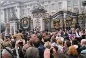  ??  ?? Annliza Chetty (below) was part of the crowd outside Buckingham Palace.