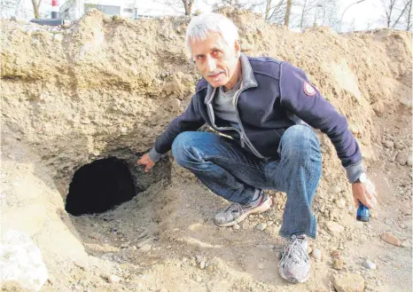  ?? FOTO: JASMIN AMEND ?? Frühjahr 2015: Stefan Rasser am Eingang zum Teilstück des Fluchttunn­els, das bei Bauarbeite­n an der Hochvogels­traße entdeckt wurde.