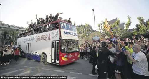  ?? CHUS MARCHADOR ?? El equipo oscense recorrió la ciudad en un bus descapotab­le.