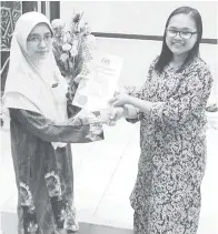  ??  ?? SAIDAH menyampaik­an sijil penyertaan kepada Malisa Ng, salah seorang peserta bengkel.