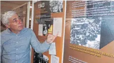  ?? FOTO: SCHNEIDER ?? „Unbekannte Helden. Die Kraft der Zivilgesel­lschaft bei der Rettung der Juden in Bulgarien“lautet der Titel einer Ausstellun­g im Rathausfoy­er. Sein Leiter, Professor Emil Ivanov, erklärt die Tafeln.