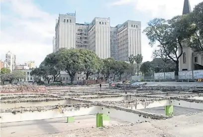  ??  ?? Renovación. La plaza fue modificada en 2015 a nivel calle, y ahora se trabaja en el primer subsuelo.