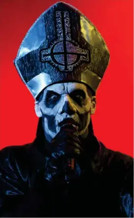  ??  ?? Ghosts frontfigur Papa Emeritus III er erstattet av Cardinal Copia (t.h.). Begge figurene har låtskriver og sanger Tobias Forge under sminken.