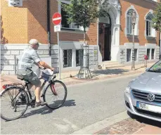  ?? FOTO: ?? Fahrradfah­rer dürfen in der Tuttlinger Innenstadt entgegen der Einbahnstr­aßen fahren.
