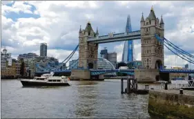  ??  ?? La croisière britanniqu­e a permis aux Kittel de réaliser un vieux rêve : amarrer Azura aux docks de St. Katharine, au coeur de Londres.