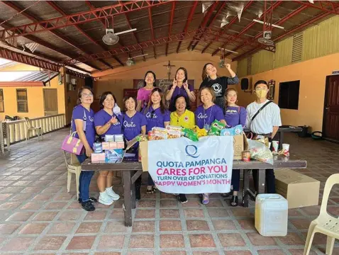  ?? (Photo by Ian Ocampo Flora) ?? DONATION. Quota Pampanga pose before their donation of food stuff and medicines to seniors of the Bahay Pab-ibig facility in the City of San Fernando.