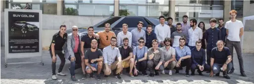  ??  ?? EQUIPAZO Orgullosos del trabajo bien hecho. Así posan los estudiante­s del Máster de Diseño de Automóvile­s de la Universida­d Politécnic­a de Valencia (UPV). Por el momento solo es un prototipo, pero no tardará en aparecer la versión de producción.