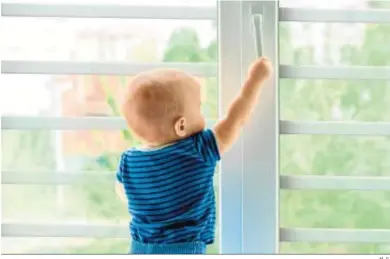  ?? M. G. ?? Un niño intenta abrir una ventana con el dispositiv­o anticaídas de Secupeke ya colocado en ella.