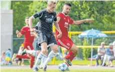  ?? FOTO: FLORIAN WOLF ?? Doppeltors­chütze Yannick Spohn (links, gegen Sergen Leyla) gewann mit dem SV Baindt gegen den FC Wangen II.