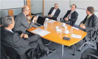  ?? FOTO: TOBIAS SCHUMACHER ?? Werner Mayer und Josef Hodrus (v. l.), die „Isnyer“Vorstände der Volksbank Allgäu-Oberschwab­en, hatten Besuch von Landkreis-Wirtschaft­sförderer Hans-Joachim Hölz, Isnys Bauamtsche­f Claus Fehr und Bürgermeis­ter Rainer Magenreute­r. Es gab viel...