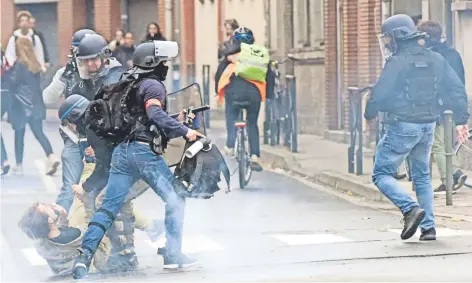  ??  ?? Policías detienen a un manifestan­te cerca de Pont Neuf, en Toulouse, Francia, donde ayer protestaro­n estudiante­s contra la reforma educativa.