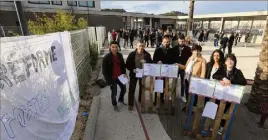  ?? (Photo Frank Muller ) ?? Lors la journée “portes ouvertes” au lycée, des profs sont venus à la rencontre des parents pour donner leur point de vue sur la réforme.