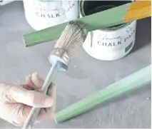  ?? PHOTOS: CHRISTOPHE­R DRAKE ?? 1. Paint the lower half of the table legs with Amsterdam Green using one of the oval bristle brushes.