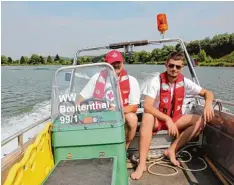  ?? Foto: Gertrud Adlassnig ?? Mit den Bootsführe­rn Friedrich Strähle und Manuel Schwegele geht es auf dem Boot der Wasserwach­t zur Kontrollfa­hrt über den See.