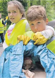  ?? FOTO: JOACHIM BURGHARDT ?? Auch diese Schüler halfen am Wochenende mit, Nettetal ein wenig sauberer zu machen.