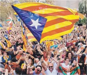  ??  ?? Miles de catalanes celebraron ayer en Barcelona la decisión del Parlamento regional de aprobar la independen­cia unilateral.