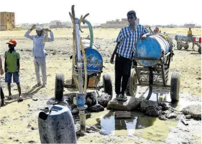  ?? AFP ?? Recàrrega de barrils amb aigua al sud de Khartum, la capital del Sudan.