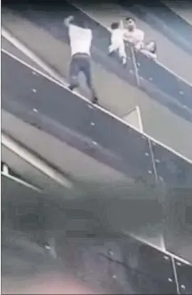  ?? LV ?? In extremis Mamoudou Gassama (abajo), en el momento de alcanzar el balcón del que estaba colgado el niño, tras subir por la fachada