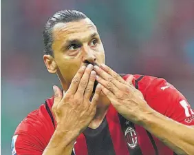 ??  ?? Triunfal. El sueco Zlatan Ibrahimovi­c fue clave en la victoria del Milán con su tanto.