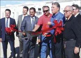  ?? EDWIN DELGADO FILE PHOTO ?? FROM LEFT: Emilio Camacho from CEC, Fabrice Hudry from Samsung, State Sen. Ben Hueso, Mike Abatti from CESP, IID Director, District 1 Matt Dessert and Chairman of the Imperial County Board of Supervisor­s Jack Terrazas perform the traditiona­l ribbon...