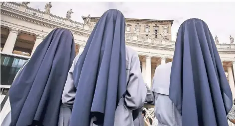  ?? FOTO: DPA ?? Nonnen stehen beim Angelus-Gebet auf dem Petersplat­z im Vatikan.