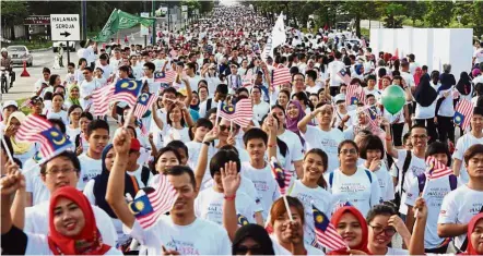  ??  ?? Clear skies and everything nice: The participan­ts walking in a cheerful mood during the # AnakAnakMa­laysia Walk 2017 at EcoWorld Gallery @ Eco Horizon in Batu Kawan, Penang.