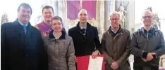  ?? Foto: Michael Geyer ?? In Rennertsho­fen wurde Bernd Schwarz (4. von links) als Mitglied der Kirchenver­waltung von Kirchenpfl­eger Klaus Hartmann und Pfarrer Georg Guggemos (1. und 2. von links) verabschie­det. Seine Nachfolger­in ist Christa Meißner.