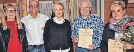  ?? FOTO: HERLINDE GROSS ?? Das Foto zeigt einige der Geehrten (von links) mit der Sportkreis­vorsitzend­en Margarete Lehmann: Rüdiger Ewert, Isabella Wienecke, Karl Heid und Nadine Hauser.