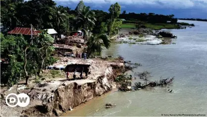  ??  ?? La erosión provocada por el río en Keraniganj se llevó por delante parte de esta población en Bangladesh en agosto.