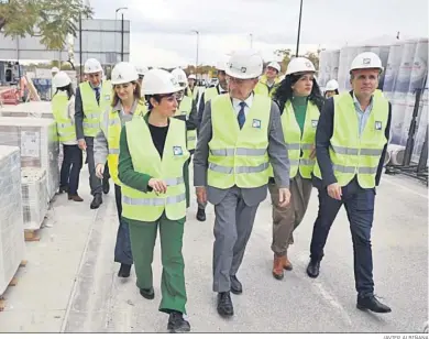  ?? JAVIER ALBIÑANA ?? La ministra de Vivienda, Isabel Rodríguez, dialoga con el alcalde de Málaga, Francisco de la Torre.