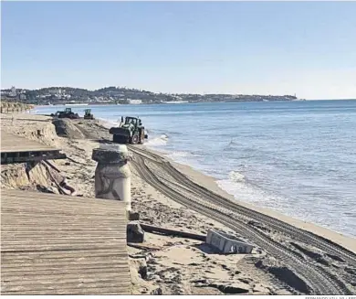  ?? FERNANDO VILLAR / EFE ?? El estado de la playa de El Bombo tras el temporal.