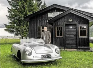  ?? BILD: SN/HOUDEK ?? Heute: Helmut Pfeifhofer vom Gmünder Museum mit dem ersten Porsche und vor dem ersten Büro.