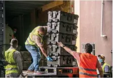  ?? JUAN MIGUEL PEÑA ?? Empleados cargan valijas con materiales para votación.