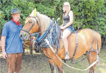  ?? FOTOS: WINFRIED RIMMELE ?? „Palü“ein Comtoiser wartete mit Andre und Bianca (v.l.) auf den Einsatz beim Holzrücken.