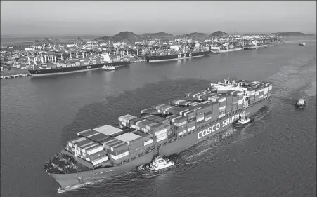  ?? YAO FENG / FOR CHINA DAILY ?? A COSCO Shipping container ship arrives at Yangshan port in Shanghai on Feb 20.