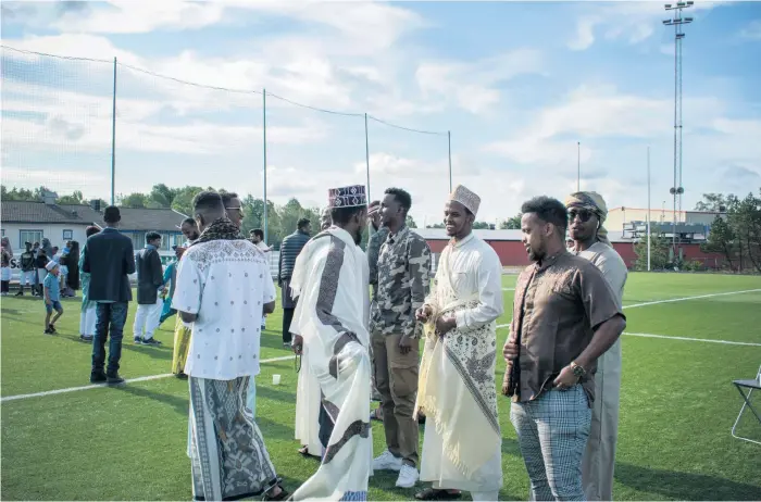  ?? Bilder: Clara Tjärnberg ?? De här männen var klädda i traditione­lla somaliska kläder.