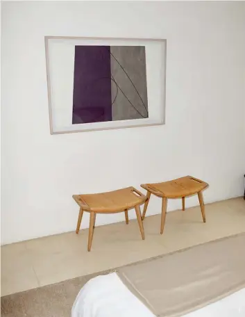  ??  ?? 3. El dormitorio, con dos taburetes de Hans Wegner y un lienzo contemporá­neo. 3